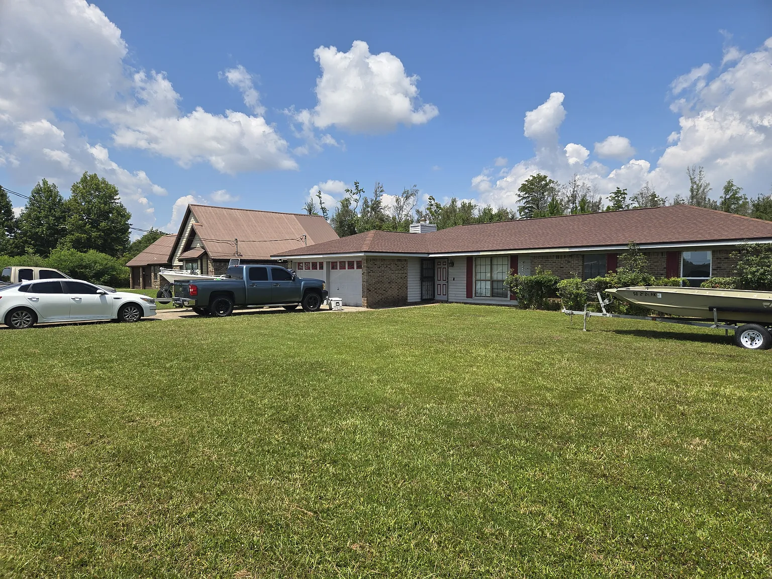 3 bed, 1833 sqft, $900 — Photo 2