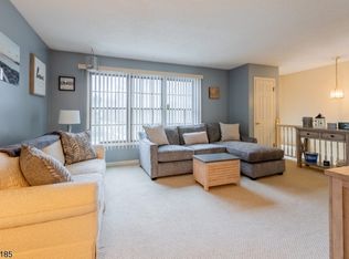 22 Burlington Ct, Hamburg, NJ 07419