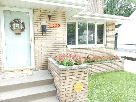 2nd image of 1620 Bush Ave