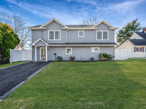 Property image for 19 Sprucewood Drive, Levittown, NY 11756