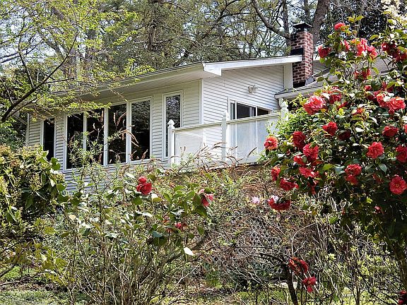 5th image of 212 W Queens Dr