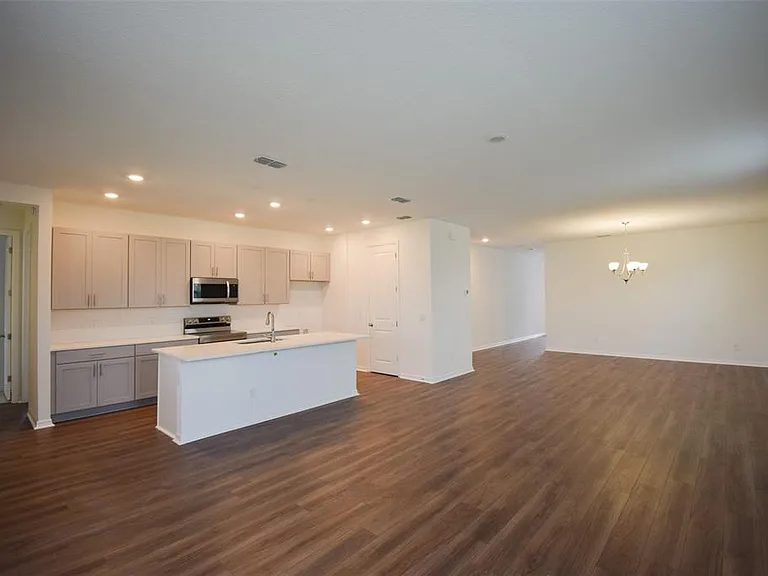 2370 Lancashire St — Photo 6