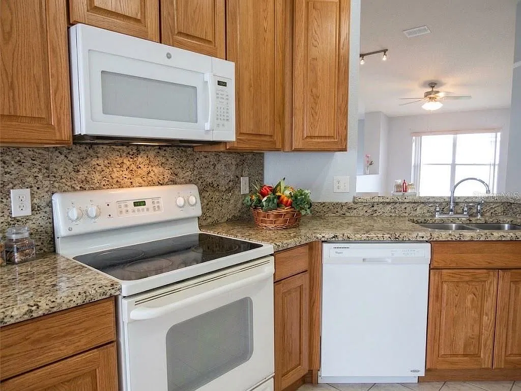 4 bed, 2.0 bath, 1894 sqft, $2,400 — Photo 2