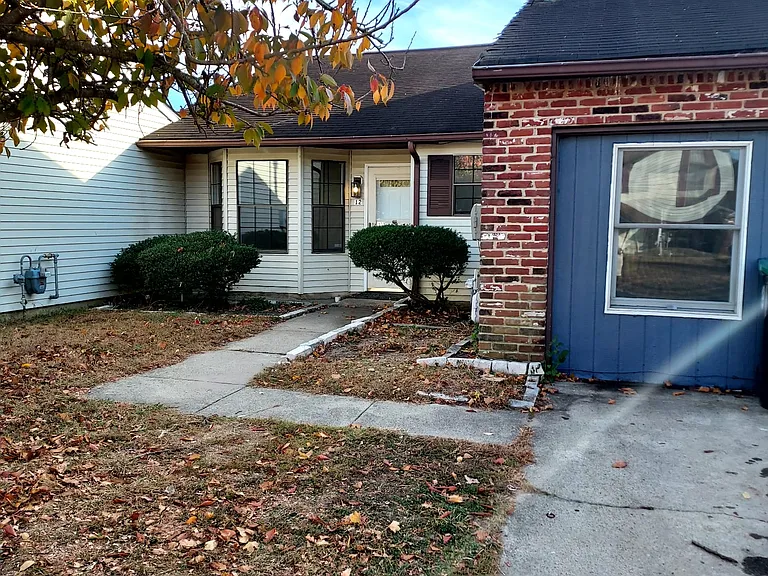 12 Heywood Ln — Photo 3