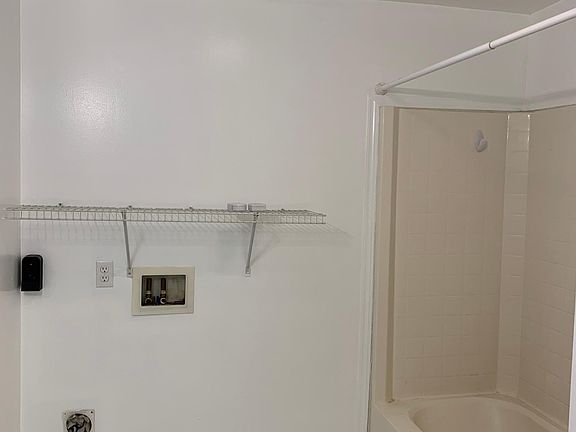 5th image of 1-2327 Ernest St #1
