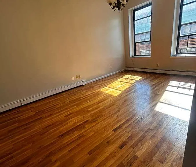 18 N Broadway — Photo 7