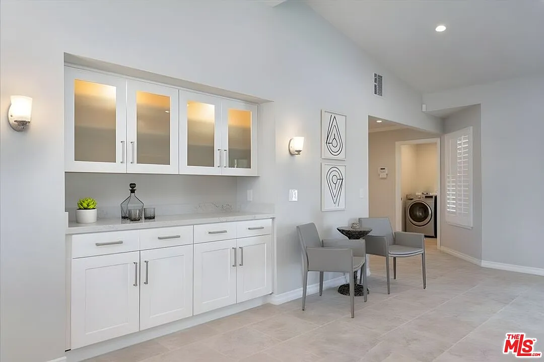 3 bed, 2.5 bath, 1976 sqft, $2,995 — Photo 3