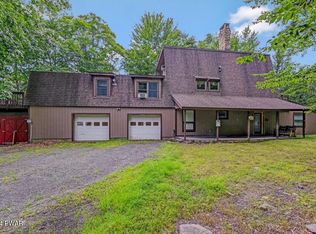 1060 Mountain Top Dr, Lake Ariel, PA 18436