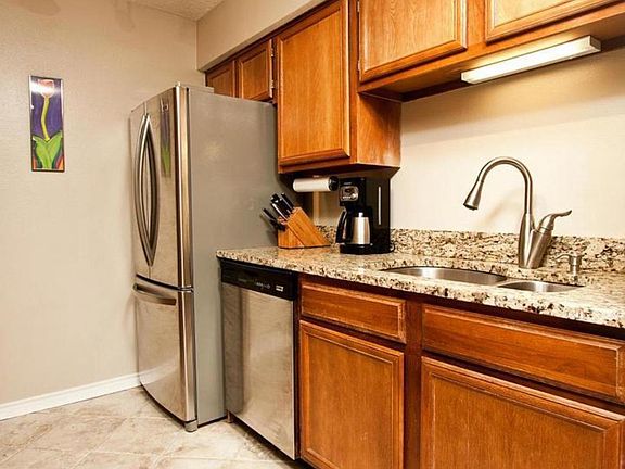3rd image of 1540 Lincoln Way