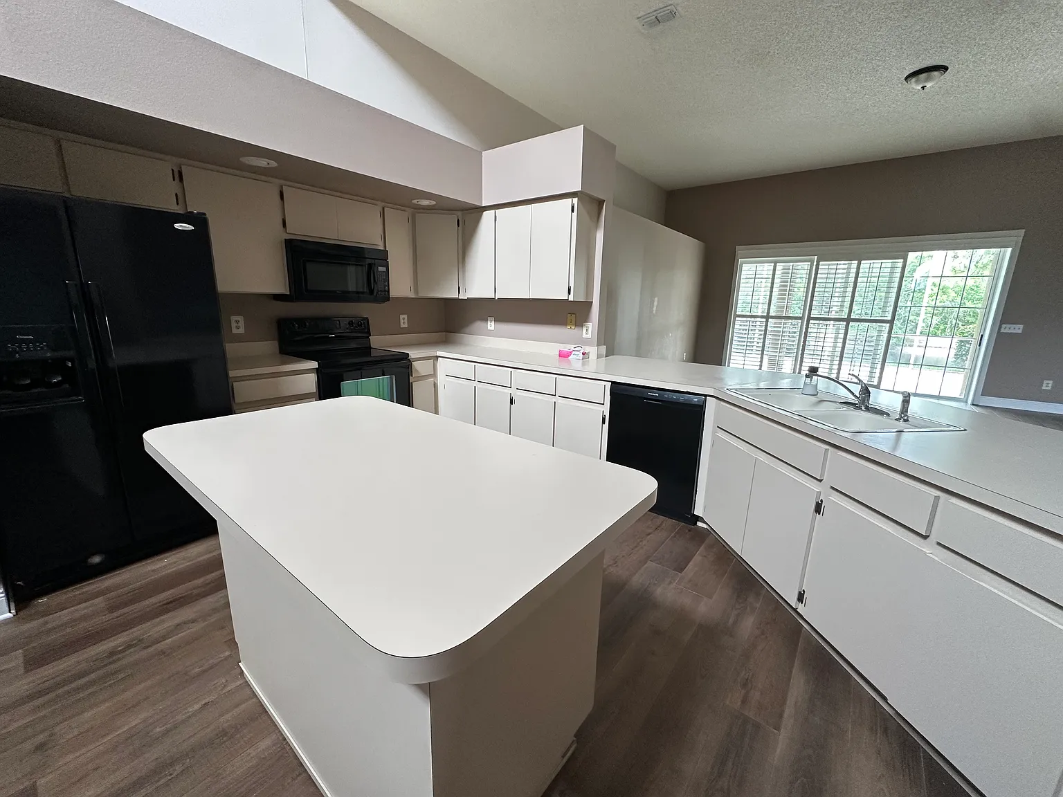 4 bed, 2385 sqft, $3,499 — Photo 2
