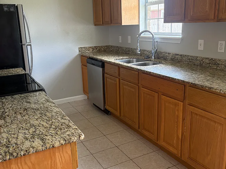 588 King Ln #A — Photo 2