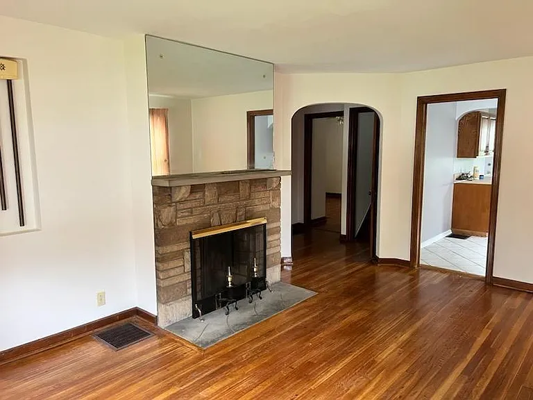 1036 Kelton Ave — Photo 4