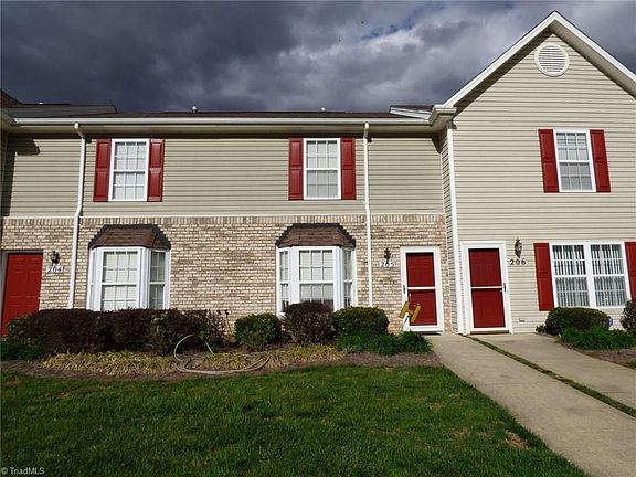 3rd image of 205 Chestnut Chase Trl