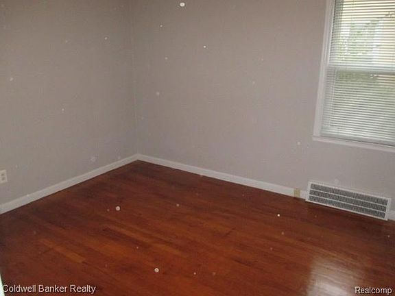 4th image of 1670 Holland Ave