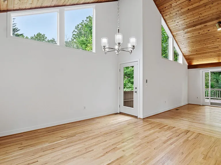882 Coachway — Photo 13