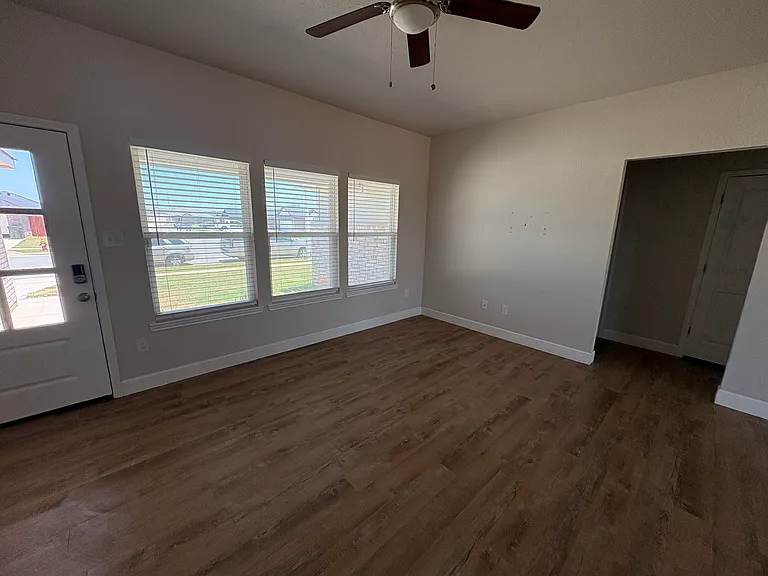 1842 Sweetwater Ln — Photo 2