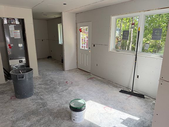 5th image of 815 Main St #1
