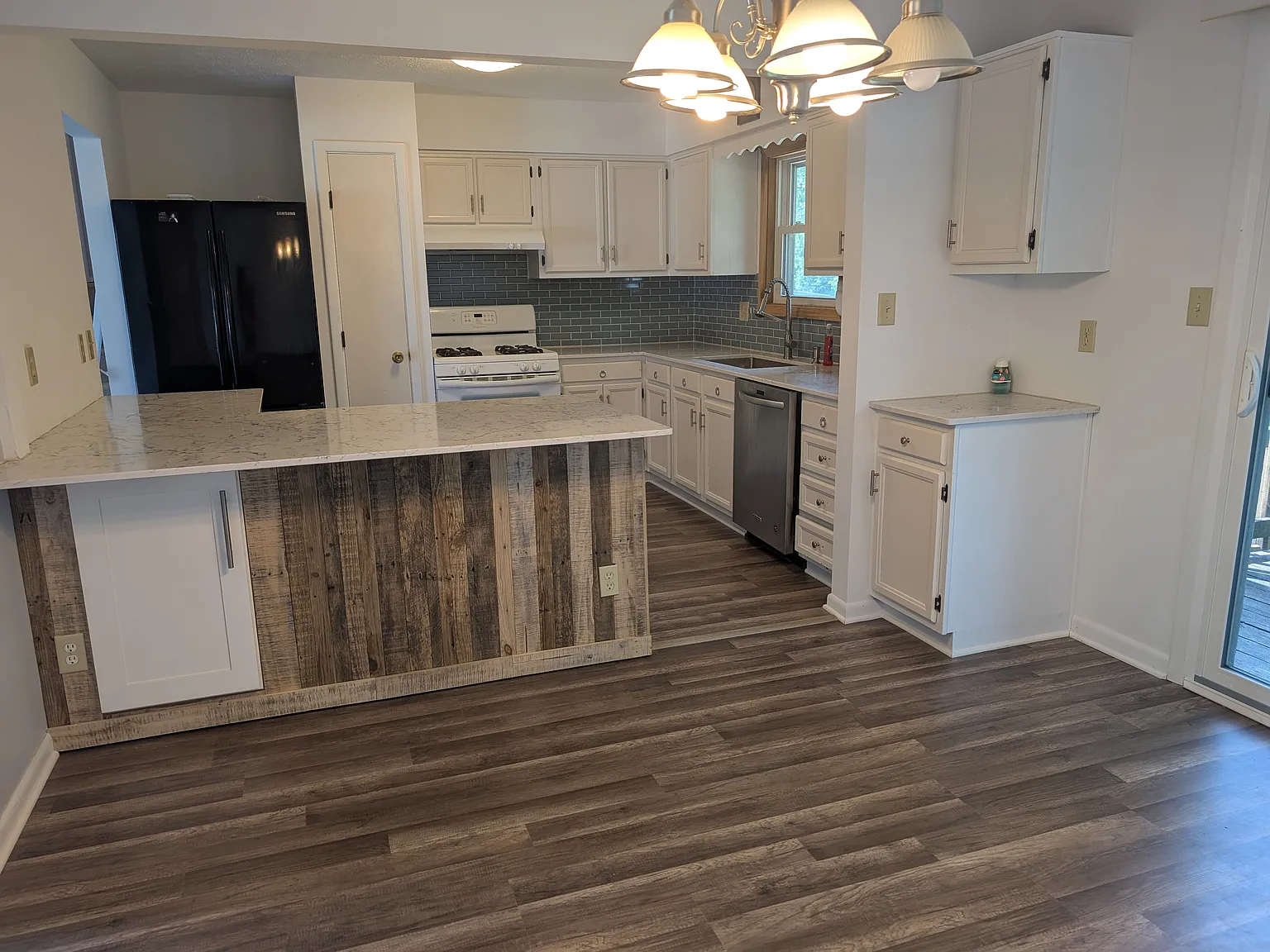 3 bed, 1.5 bath, 2038 sqft, $2,350 — Photo 4