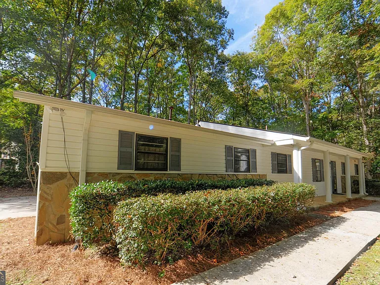 125 Brooks Dr — Photo 1