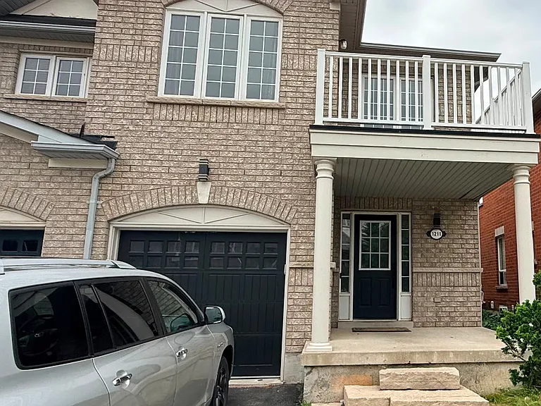 1211 Lamont Cres — Photo 1