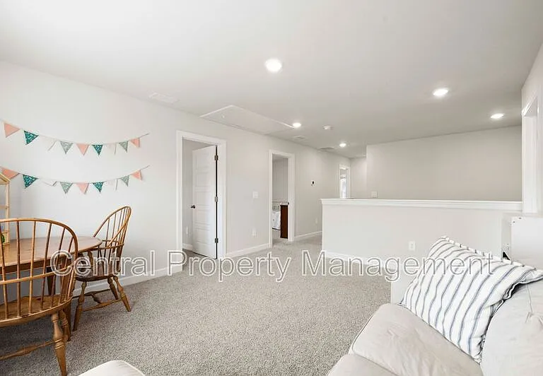 320 Lavinia Cir — Photo 17