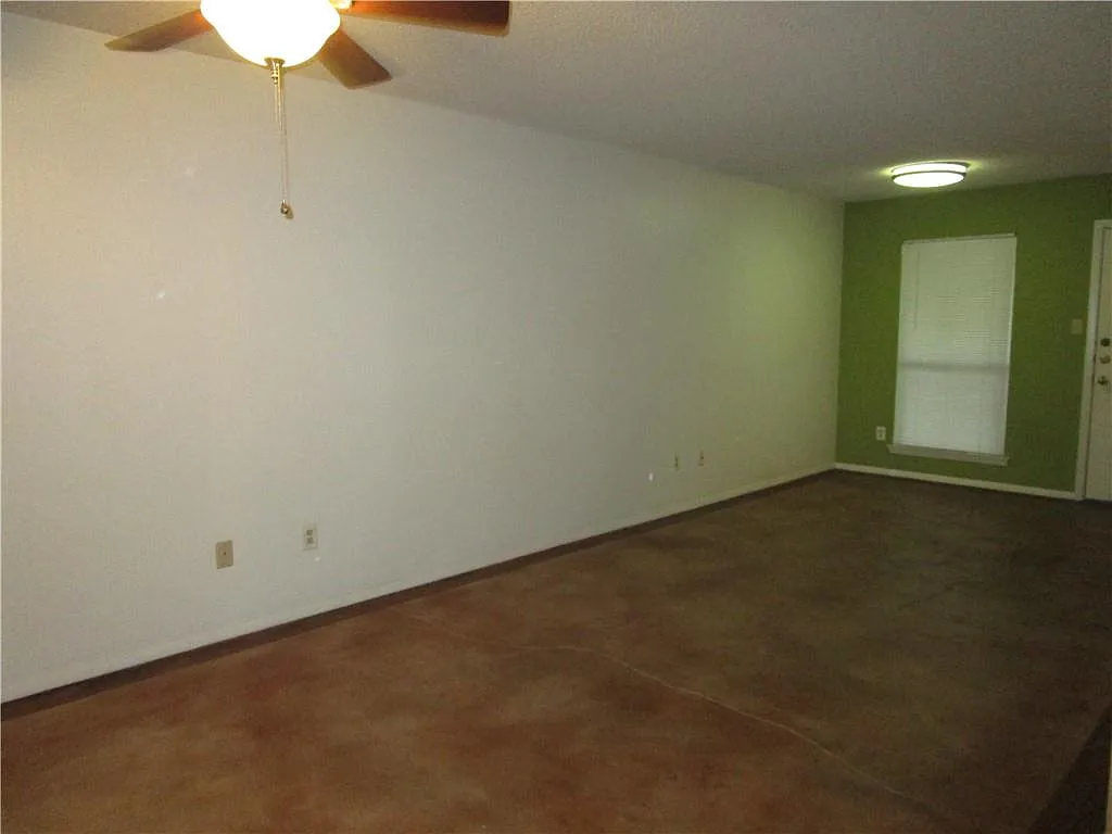 Building Photo - 5701 Woodrow Ave #202