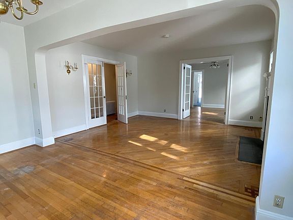 3rd image of 23 W Walnut St Floor 1