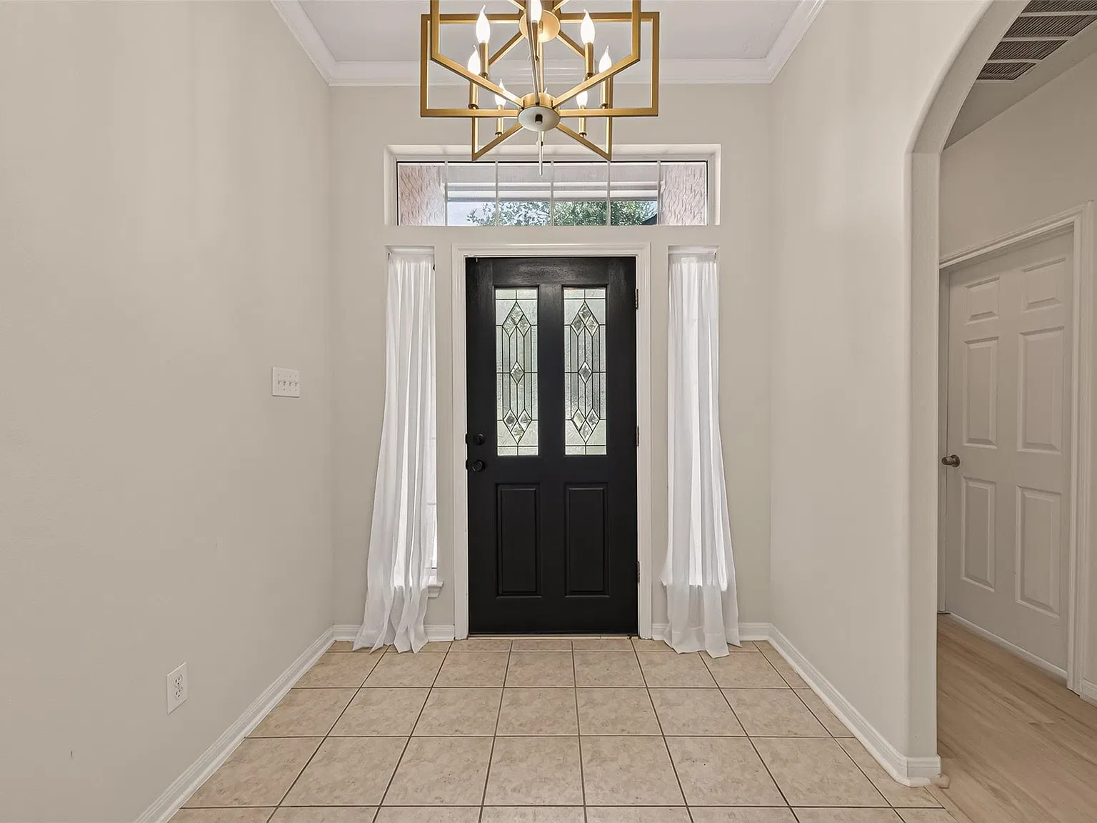 4 bed, 2.0 bath, 2272 sqft, $2,350 — Photo 4