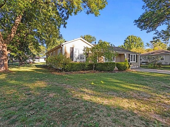 4th image of 8 Brookside Dr