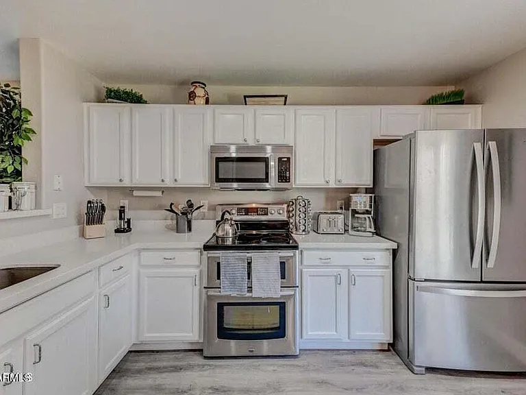 2477 E Meadow Land Dr — Photo 3