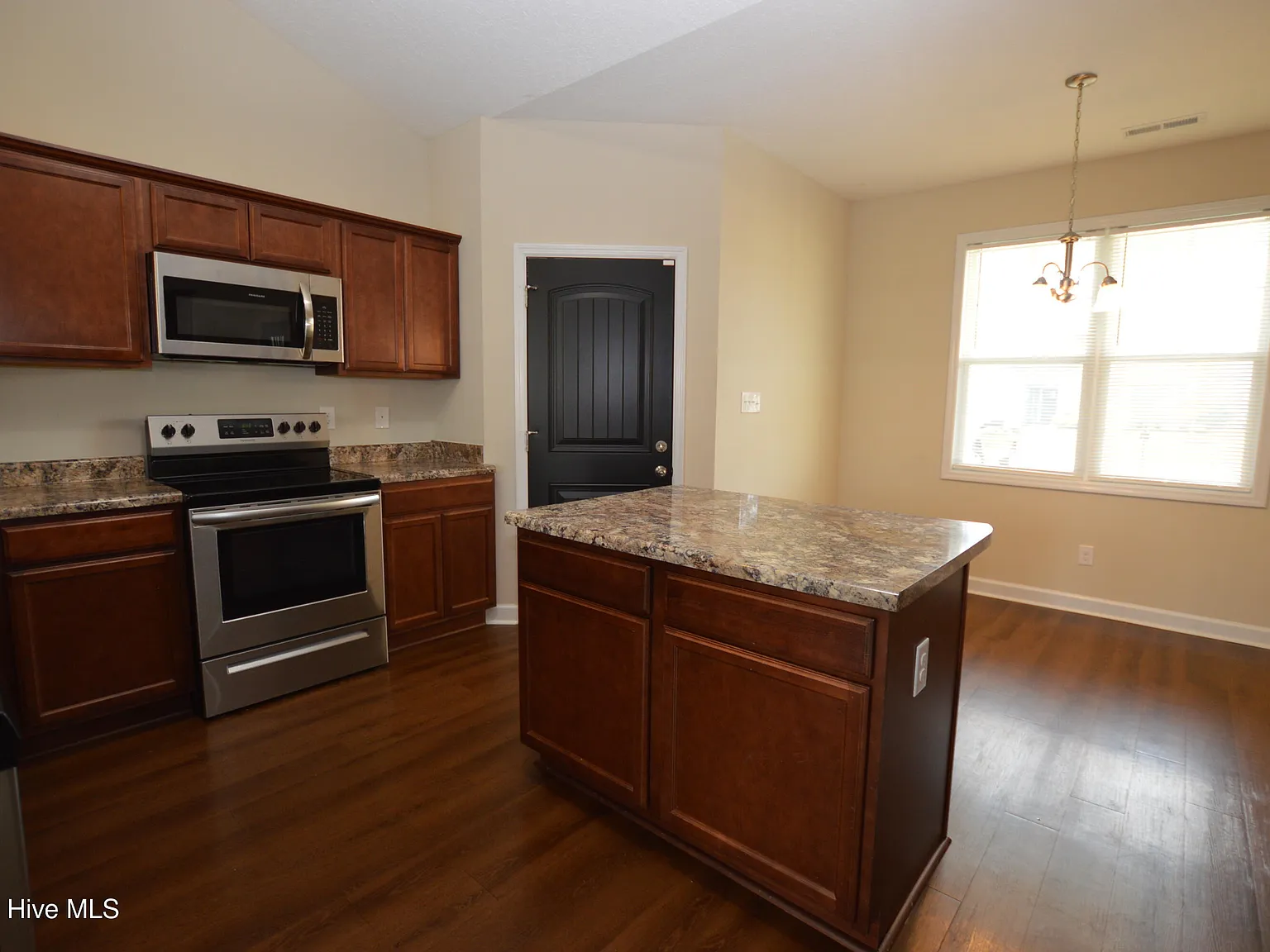 3 bed, 2.0 bath, $1,650 — Photo 4