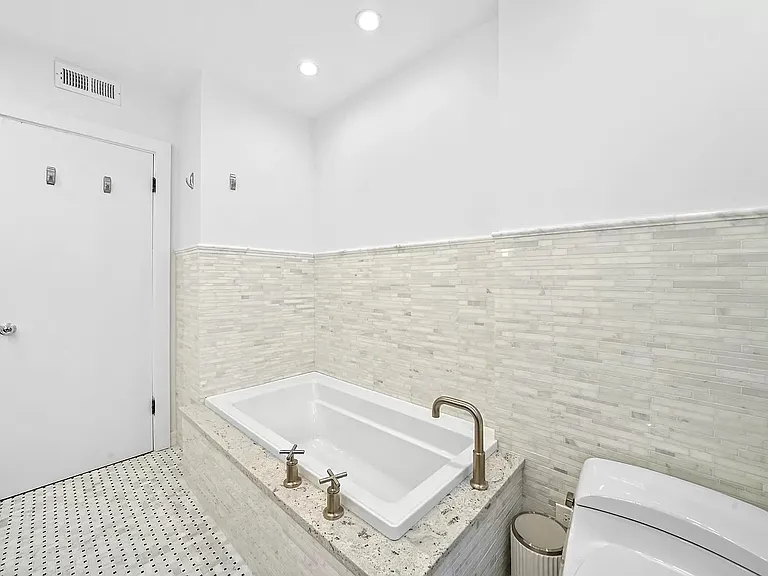 2545 W Lunt Ave #1 — Photo 14