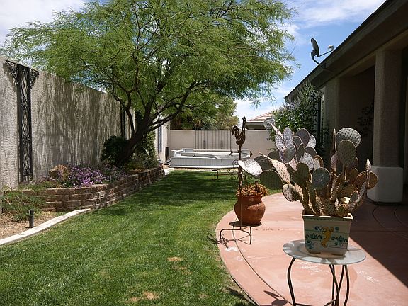 LUSH REAR YARD+SPA