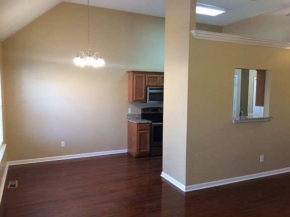 3rd image of 2917 Greentree Dr