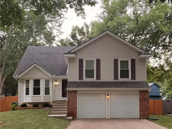 12516 S Cottonwood Dr, Olathe, KS 66062