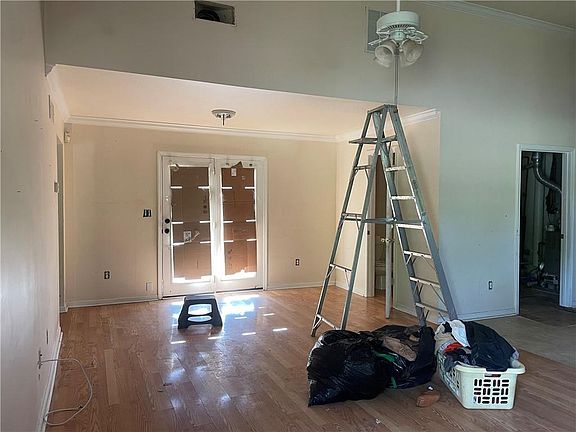 5th image of 515 S 86th St