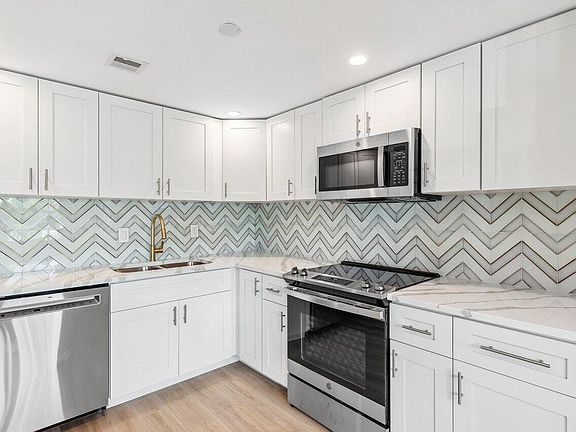 5th image of 1033 Oakridge D