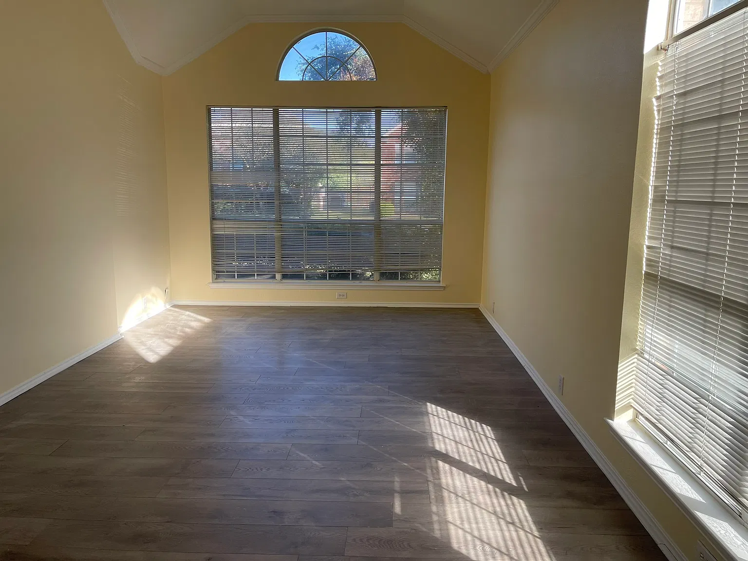 4 bed, 2.5 bath, 2799 sqft, $3,200 — Photo 4