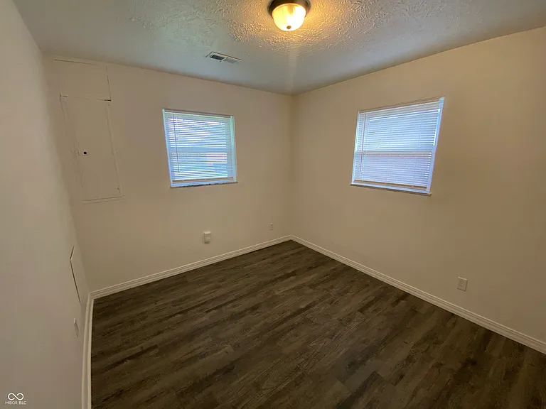 621 N Oxford St — Photo 11