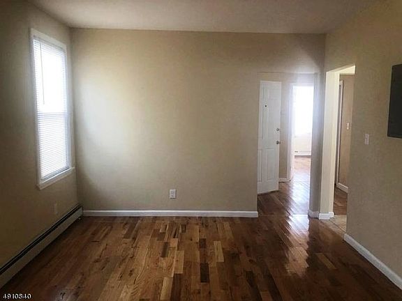 4th image of 139 Tremont Ave