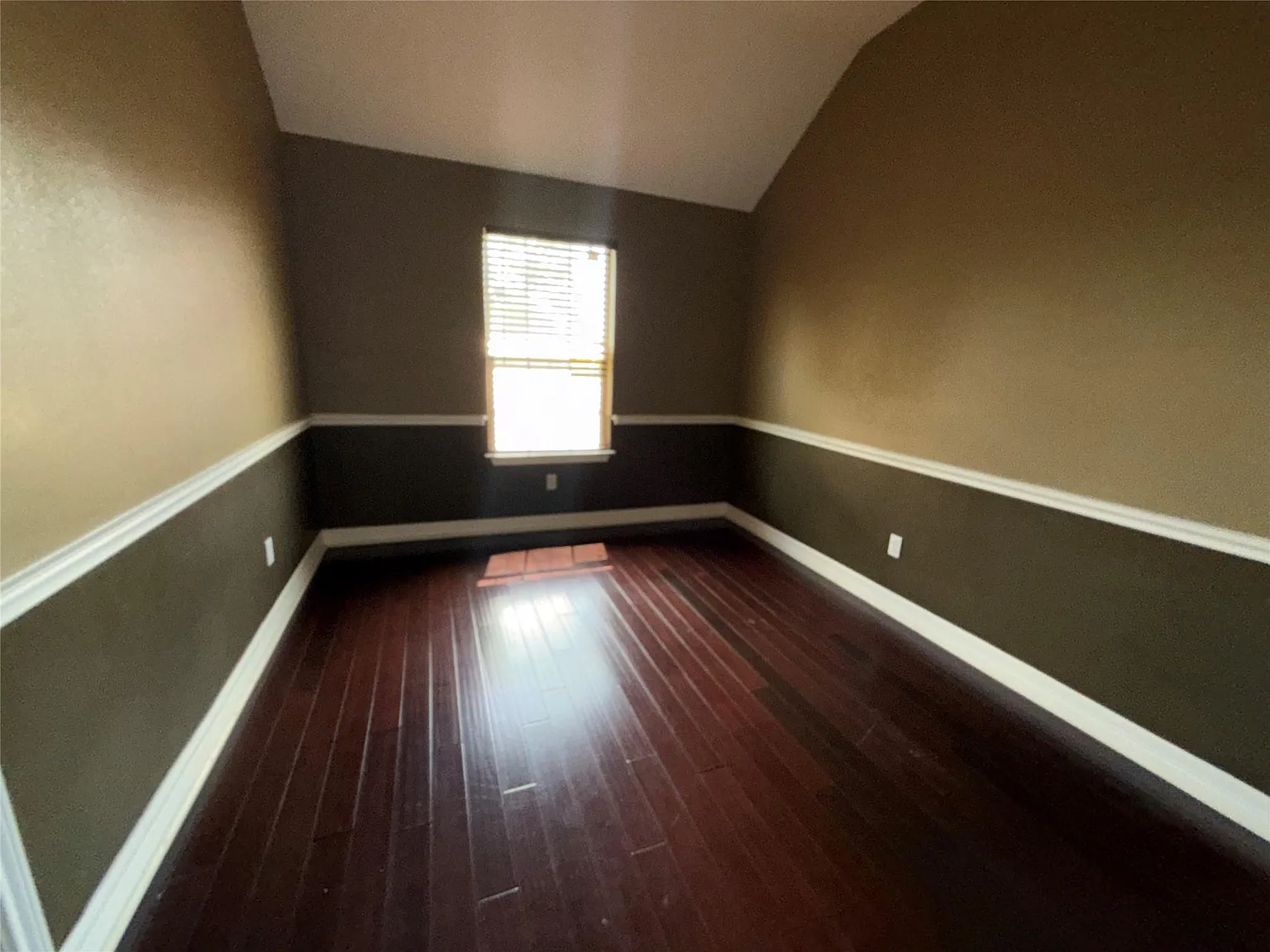 1 bed, 1.0 bath, 741 sqft, $1,200 — Photo 2