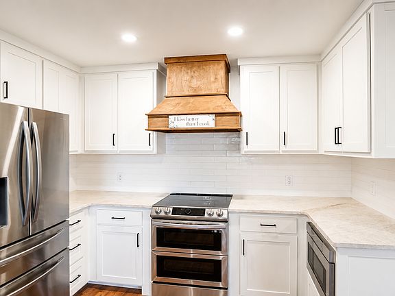 3rd image of 914 E 3rd St