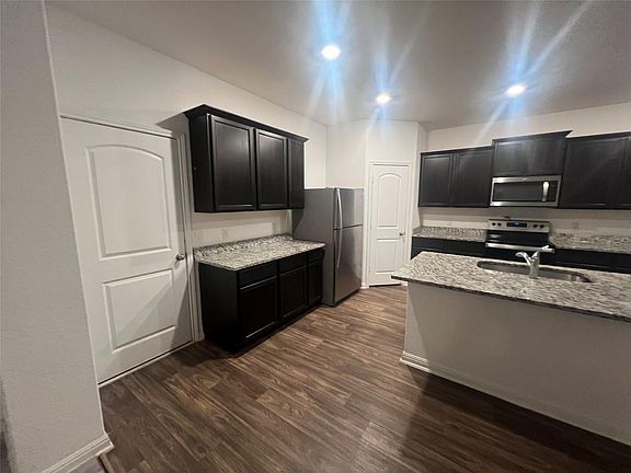 4th image of 122 Fox Glen Trl