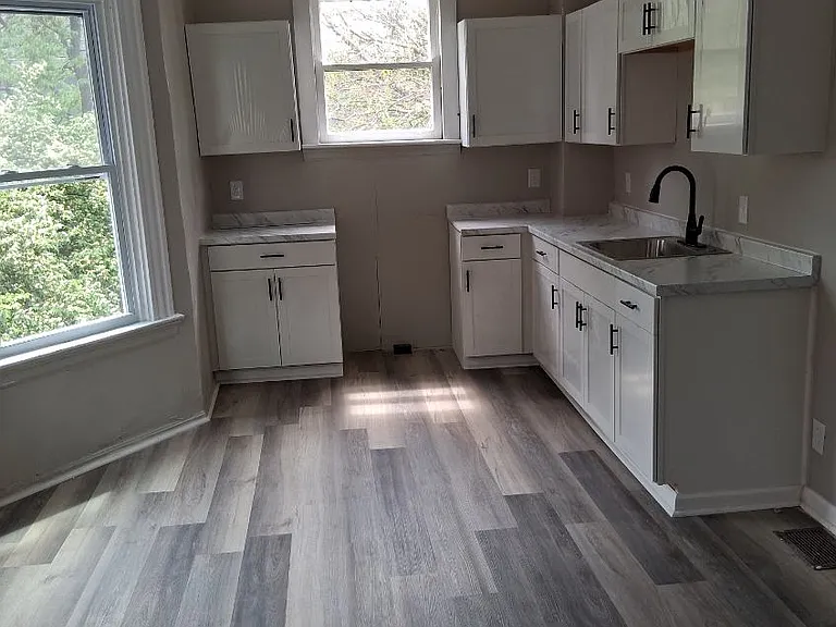 503 W 14th St #F2 — Photo 3