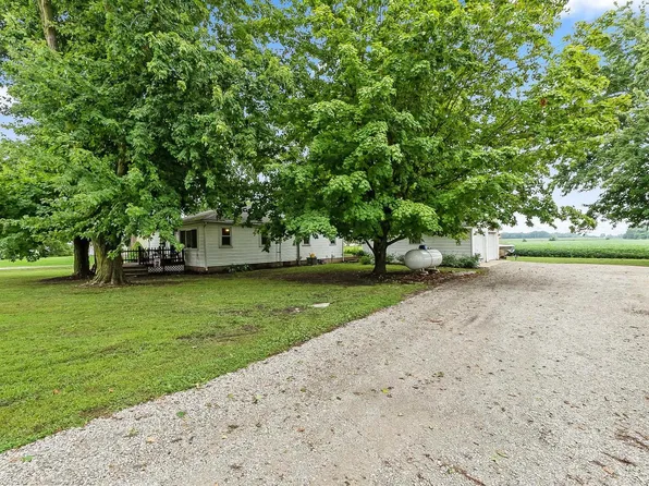 7494 N Albion St, Wawaka, IN 46794