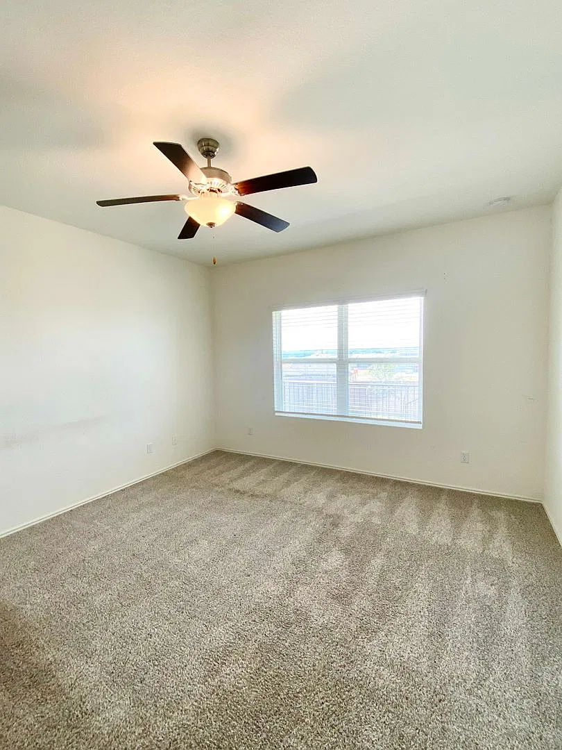 Spacious 4 Bed 2 bath in Orchard Ridge — Photo 2