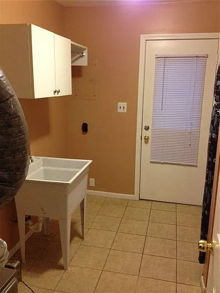 Laundry room view1