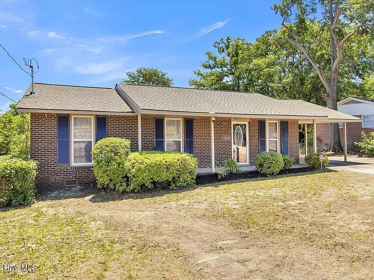 2240 Walden Dr — Photo 2