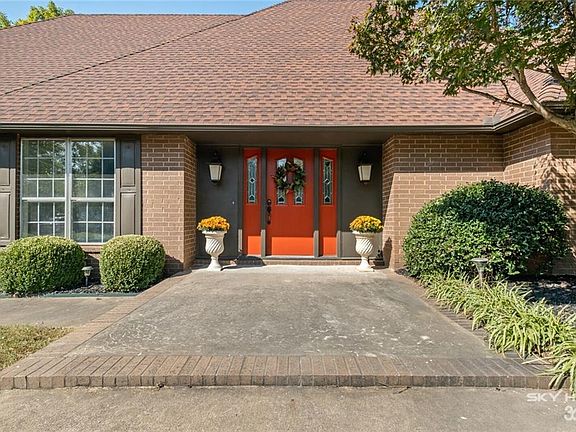 5th image of 811 S Chateau Dr