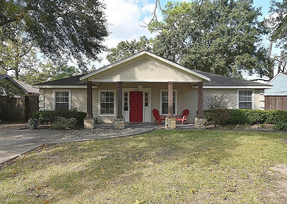 Great single story home with traditional red door.